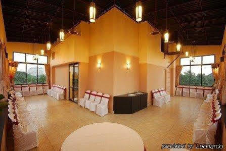 Hotel Treebo Trend Time Square Marine Drive 3*